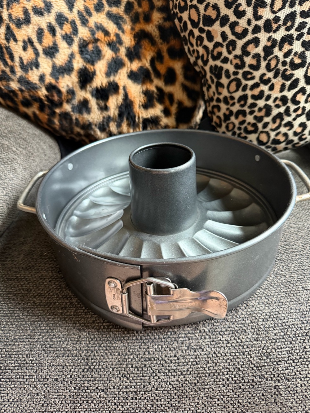 Pampered chef Bundt flute cake pan with hinge